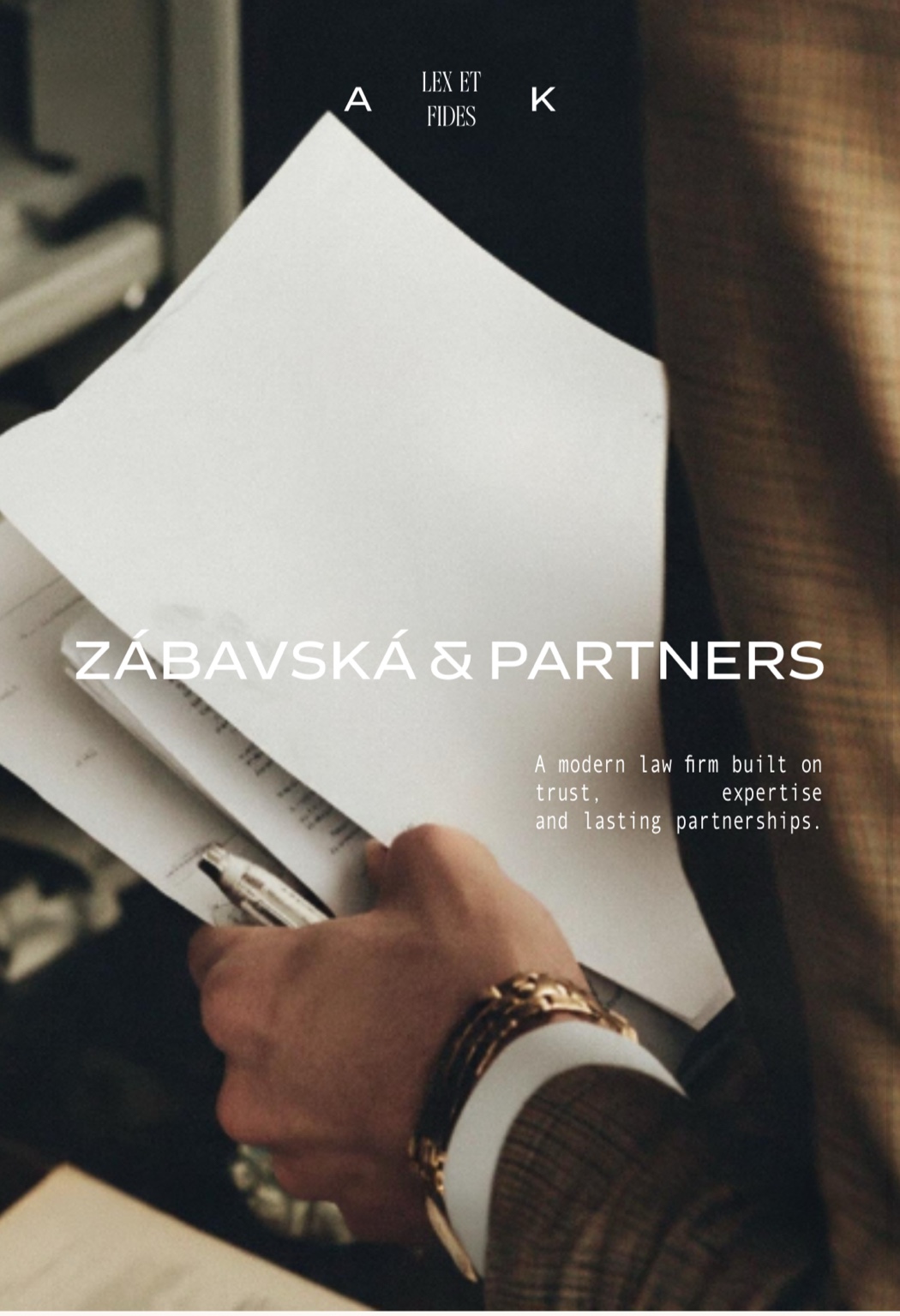 Vizuál ZÁBAVSKÁ & PARTNERS s mottom Lex et fides a fotografiou práce s dokumentmi